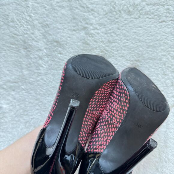 Guess Women's Black and Pink Courts - Picture 6 of 6